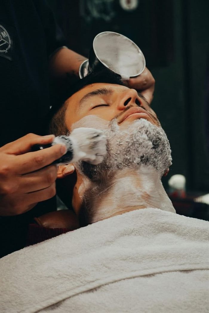 Barba com toalha quente
